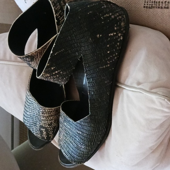 Elegant Women's Snakeskin Wedges - Picture 8 of 8